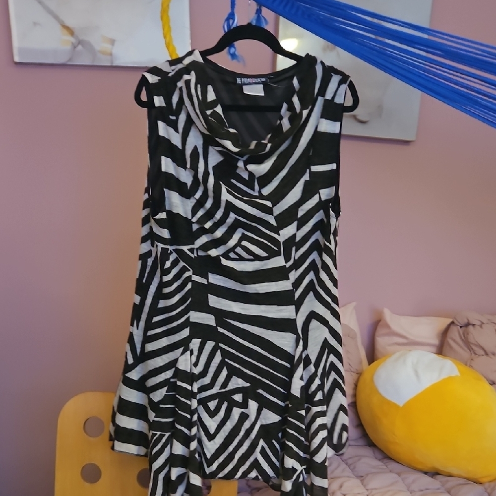 The Pyramid Collection Black and White Midi Dress